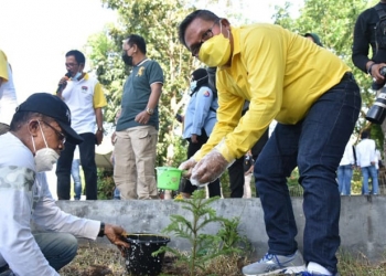 Wali Kota Gorontalo, Marten Taha bersama Peserta Muskomwil VI Apeksi menanam bibit pohon di kawasan Benteng Otanaha, Sabtu (10/4/2021). (foto Diskominfo Kota).