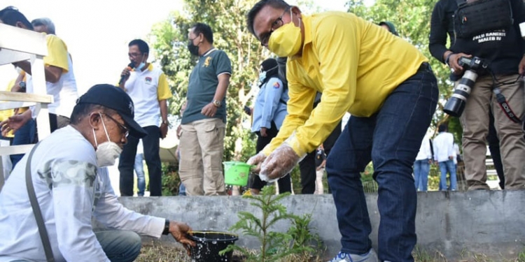 Wali Kota Gorontalo, Marten Taha bersama Peserta Muskomwil VI Apeksi menanam bibit pohon di kawasan Benteng Otanaha, Sabtu (10/4/2021). (foto Diskominfo Kota).