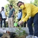 Wali Kota Gorontalo, Marten Taha bersama Peserta Muskomwil VI Apeksi menanam bibit pohon di kawasan Benteng Otanaha, Sabtu (10/4/2021). (foto Diskominfo Kota).