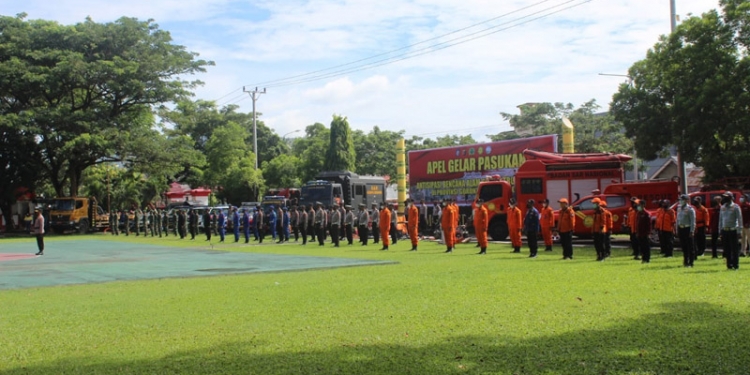 Apel gelar pasukan yang dilaksanakan Polda Gorontalo dalam rangka menghadapi dampak bencana siklon tropis. (putra/gopos)