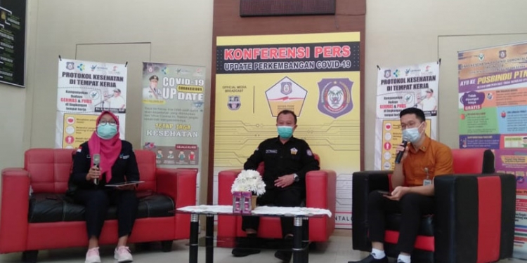 dr. Arthur Anderash Alfonso, Kepala Kepala Bidang Penjamin Manfaat Rujukan, Badan Penyelenggara Jaminan Sosial (BPJS) Kesehatan Cabang Gorontalo (kanan) foto : Sari/gopos