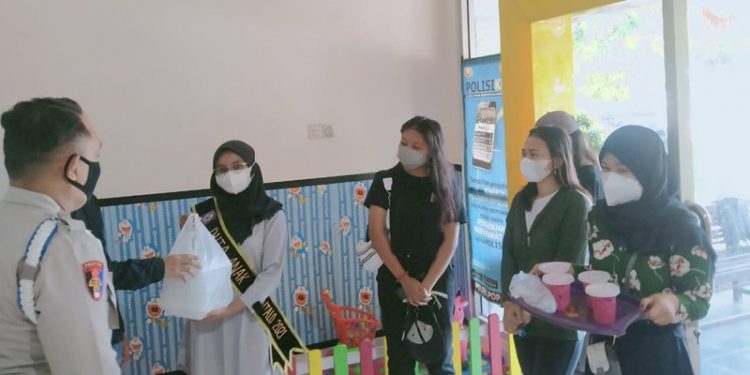 Bagi Takjil Forum Anak Kecamatan Popayato kepada masyarakat. Rabu (28/4/2021).(Azhar/Gopos).
