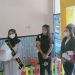 Bagi Takjil Forum Anak Kecamatan Popayato kepada masyarakat. Rabu (28/4/2021).(Azhar/Gopos).