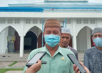 Sekretaris Badan Takmirul Masjid Agung Baitul Haq Islamic Center Kabupaten Bone Bolango, Ismail Huntua saat diwawancarai terkait persiapan pembukaan masjid jelang ramadan