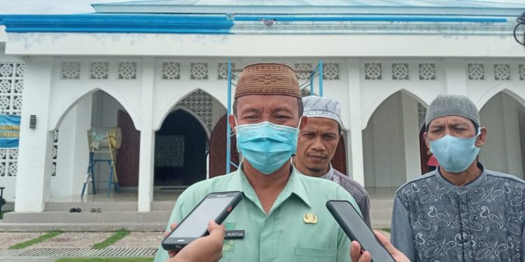 Sekretaris Badan Takmirul Masjid Agung Baitul Haq Islamic Center Kabupaten Bone Bolango, Ismail Huntua saat diwawancarai terkait persiapan pembukaan masjid jelang ramadan