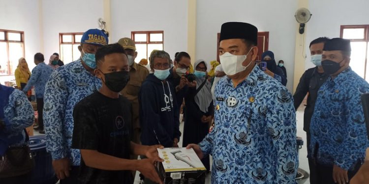 Bupati Bone Bolango Hamim Pou saat menyerahkan bantuan usaha ekonomi produktif untuk masyarakat Desa Kramat. (Foto Lanto/ Prokopim)