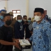 Bupati Bone Bolango Hamim Pou saat menyerahkan bantuan usaha ekonomi produktif untuk masyarakat Desa Kramat. (Foto Lanto/ Prokopim)