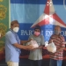 Aleg Iwan Abay saat menyerahkan bantuan paket sembako.(Istimewa).