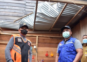 Pemkab Pohuwato saat turun tinjau dan berikan bantuan kepada korban bencana angin puting beliung di Kecamatan Popayato, Senin (19/4/2021). (Istimewa)