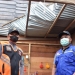Pemkab Pohuwato saat turun tinjau dan berikan bantuan kepada korban bencana angin puting beliung di Kecamatan Popayato, Senin (19/4/2021). (Istimewa)