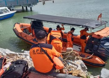 Tim gabungan Basarnas, BPBD, melakukan proses penyelamatan terhadap nelayan yang perahunya terbalik di perairan Pulau Patoadaa, Kecamatan Paguat, Kabupaten Pohuwato