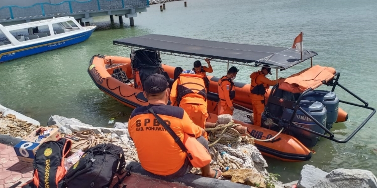 Tim gabungan Basarnas, BPBD, melakukan proses penyelamatan terhadap nelayan yang perahunya terbalik di perairan Pulau Patoadaa, Kecamatan Paguat, Kabupaten Pohuwato