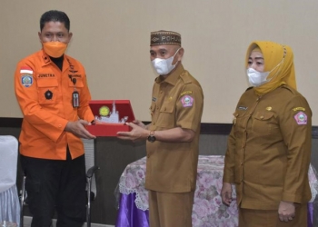 Pemberian Cinderamata antara Pemkab Pohuwato dan Kepala Basarnas Gorontalo, Senin (5/4/2021).(Istimewa).