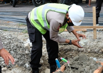 Kapolda Gorontalo, Irjen Pol Akhmad Wiyagus melakukan peletakan batu pertama pembangunan gedung baru Bid Humas Polda Gorontalo. (Humas Polda Gorontalo)