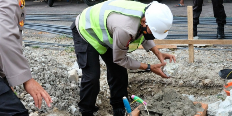 Kapolda Gorontalo, Irjen Pol Akhmad Wiyagus melakukan peletakan batu pertama pembangunan gedung baru Bid Humas Polda Gorontalo. (Humas Polda Gorontalo)