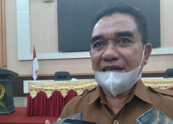 Kepala Badan Kepegawaian, Pendidikan, dan Pelatihan, Setda Kota Gorontalo, Ben Idrus saat diwawancarai awak media, usai menerima kunjungan studi banding terkait pelaksanaan Reformasi Birokrasi di Rudis Wali Kota Gorontalo, Selasa (6/4/2021). (foto/ramlan/gopos)