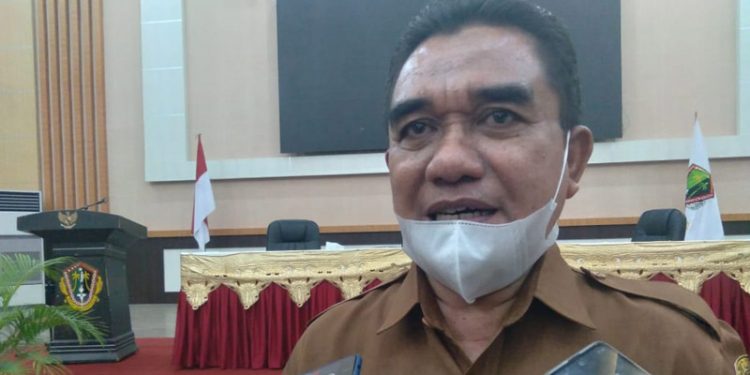 Kepala Badan Kepegawaian, Pendidikan, dan Pelatihan, Setda Kota Gorontalo, Ben Idrus saat diwawancarai awak media, usai menerima kunjungan studi banding terkait pelaksanaan Reformasi Birokrasi di Rudis Wali Kota Gorontalo, Selasa (6/4/2021). (foto/ramlan/gopos)
