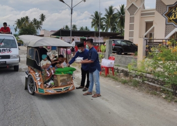 Wakil Ketua DPRD Pohwato, Nirwan Due saat membagikan takjil, Senin (26/4/2021).(Istimewa)