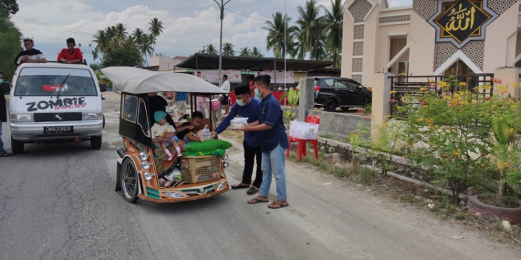 Wakil Ketua DPRD Pohwato, Nirwan Due saat membagikan takjil, Senin (26/4/2021).(Istimewa)