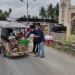 Wakil Ketua DPRD Pohwato, Nirwan Due saat membagikan takjil, Senin (26/4/2021).(Istimewa)