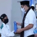 Bupati Bone Bolango Hamim Pou didampingi Kepala Cabang Bank Sulutgo Suwawa Kasmir Abdul Hamid saat menyerahkan bingkisan kepada anak yatim piatu (foto istimewa)