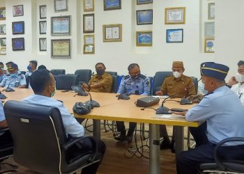 Bupati Bone Bolango Hamim Pou saat menerima kunjungan Kepala Kantor Wilayah Kementerian Hukum dan Ham Gorontalo diruang rapat Bupati. (Foto Diskominfo)