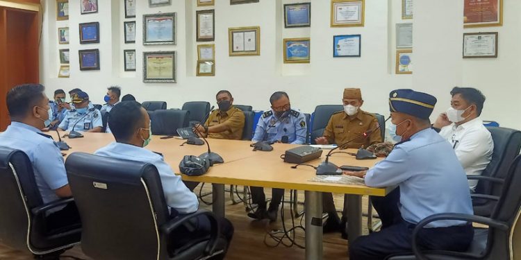 Bupati Bone Bolango Hamim Pou saat menerima kunjungan Kepala Kantor Wilayah Kementerian Hukum dan Ham Gorontalo diruang rapat Bupati. (Foto Diskominfo)