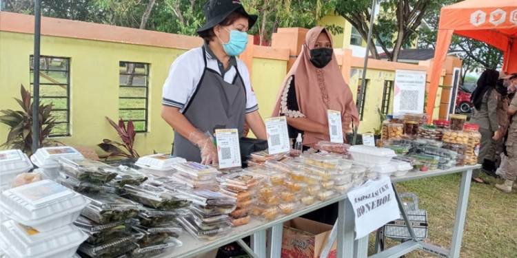 Salah satu lapak penjualan takjil di kawasan Matobonebol Kecamatan Kabila yang sudah menggunakan QRIS