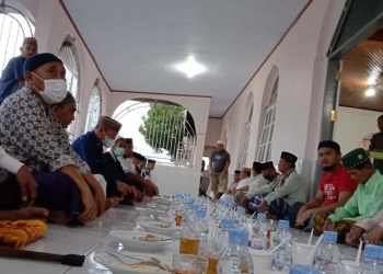 Bupati Pohuwato Saipul A. Mbuinga saat buka bersama masyarakat di masjid Al-Munawwarah Desa Sipatana, Kecamatan Buntulia, Kabupaten Pohuwato, Kamis (15/4/2021).