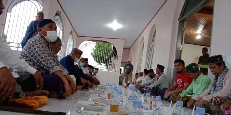 Bupati Pohuwato Saipul A. Mbuinga saat buka bersama masyarakat di masjid Al-Munawwarah Desa Sipatana, Kecamatan Buntulia, Kabupaten Pohuwato, Kamis (15/4/2021).