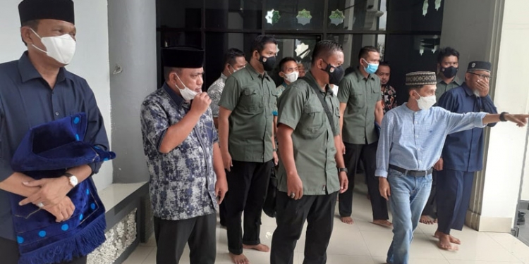 Bupati Gorontalo Neslon Pomalingo Bersama Wakil Bupati Hendra Hemeto melakukan pengecekan di Masjid Baiturrahman yang nantinya akan dikunjungi oleh Jusuf Kalla. (Humas Kominfo Kabupaten Gorontalo)