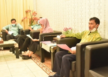 Bupati Gorontalo Nelson Pomalingo saat melakukan Rapat Persiapan Pelaksanaan Kegiatan Kunjungan Kerjanya beserta jajaran. (Putra Gopos)