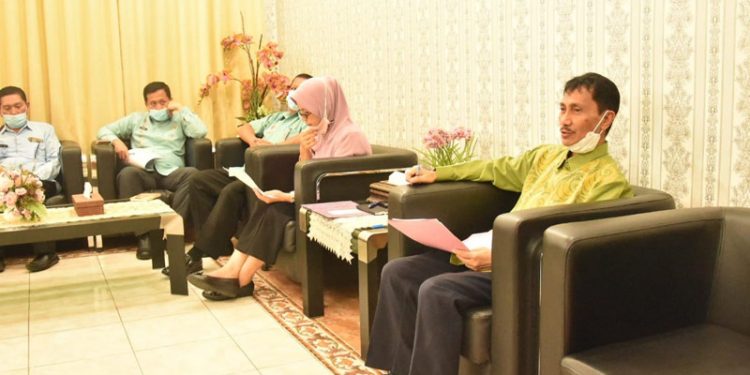 Bupati Gorontalo Nelson Pomalingo saat melakukan Rapat Persiapan Pelaksanaan Kegiatan Kunjungan Kerjanya beserta jajaran. (Putra Gopos)