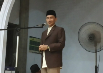 Bupati Gorontalo Nelson Pomalingo ketika memberikan arahan saat hendak melaksanakan sholat tarawih. (Putra Gopos)
