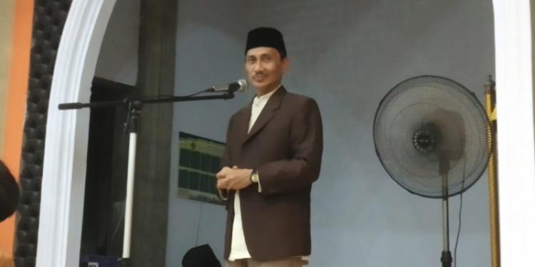 Bupati Gorontalo Nelson Pomalingo ketika memberikan arahan saat hendak melaksanakan sholat tarawih. (Putra Gopos)