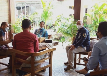 Bupati Gorontalo Nelson Pomalingo saat menerima audiens bersama PT. Bank Mandiri Sulawesi di kediaman pribadi, Selasa (13/4/2021)(Putra/Gopos).