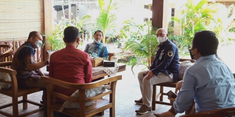 Bupati Gorontalo Nelson Pomalingo saat menerima audiens bersama PT. Bank Mandiri Sulawesi di kediaman pribadi, Selasa (13/4/2021)(Putra/Gopos).