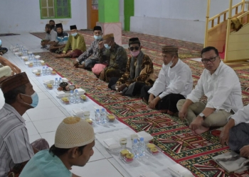 Bupati Pohuwato (kemeja putih upiah karanji) berbuka puasa bersama dengan masyarakat Desa Balayo, Kecamatan Patilanggio, Pohuwato. (Humas Pemkab Pohuwato)