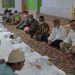 Bupati Pohuwato (kemeja putih upiah karanji) berbuka puasa bersama dengan masyarakat Desa Balayo, Kecamatan Patilanggio, Pohuwato. (Humas Pemkab Pohuwato)