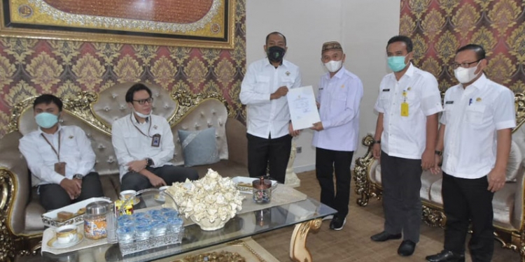 Bupati Pohuwato, Saipul Mbuinga, menyerahkan Laporan Pengelolaan Keuangan Daerah (LKPD) kepada tim BPK RI.