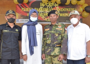 Bupati Pohuwato, Saipul Mbuinga (kiri), Calon Paskibraka Nasional, Shevia Puspita Sari (kedua kiri) bersama orangtuanya, serta Kepala Seksi Pemuda Dikbudpora Provinsi Gorontalo.(istimewa)