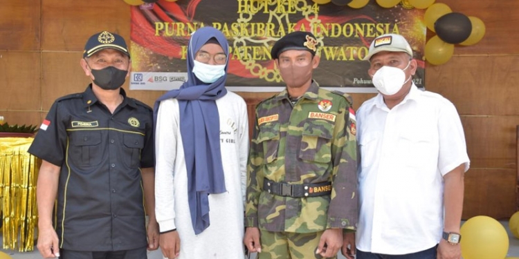 Bupati Pohuwato, Saipul Mbuinga (kiri), Calon Paskibraka Nasional, Shevia Puspita Sari (kedua kiri) bersama orangtuanya, serta Kepala Seksi Pemuda Dikbudpora Provinsi Gorontalo.(istimewa)