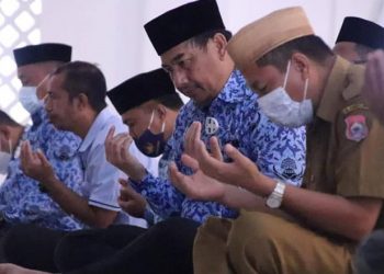 Bupati Bone Bolango Hamim Pou bersama jajaran pemerintah saat melaksanakan sholat berjamaah di Masjid Baitul Haq Islamic Center Bone Bolango (foto istimewa)