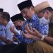 Bupati Bone Bolango Hamim Pou bersama jajaran pemerintah saat melaksanakan sholat berjamaah di Masjid Baitul Haq Islamic Center Bone Bolango (foto istimewa)