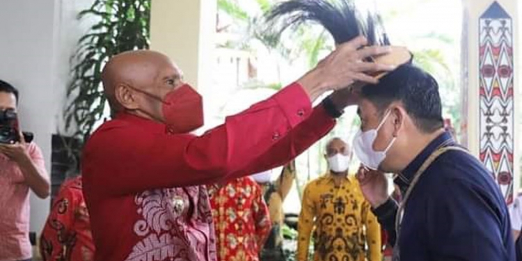 Penyambutan Adat oleh Pemerintah Kota Jayapura bagi Rombongan Pemerintah Kabupaten Bone Bolango.