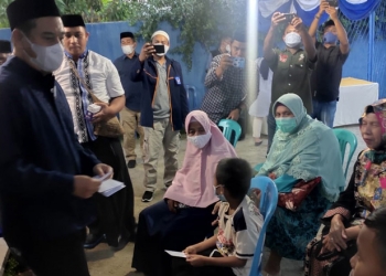 Ketua DPW Nasdem Gorontalo Hamim Pou saat memberikan santunan kepada para anak yatim piatu pada kegiatan buka bersama di DPD Nasdem Bone Bolango (foto istimewa)