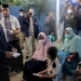 Ketua DPW Nasdem Gorontalo Hamim Pou saat memberikan santunan kepada para anak yatim piatu pada kegiatan buka bersama di DPD Nasdem Bone Bolango (foto istimewa)