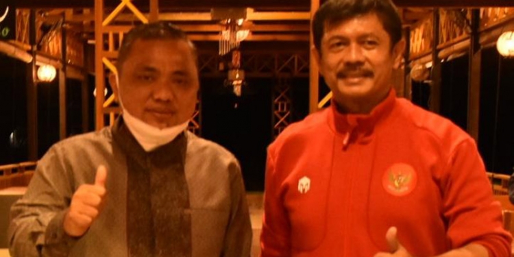 Wakil Bupati Gorontalo Hendra S Hemeto saat bertemu Pelatih Timnas Indonesia Indra Sjafri di Rumah Makan orawasa limboto. (Humas Kominfo Kabupaten Gorontalo)