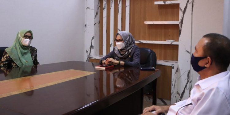 Wakil Bupati Merlan S. Uloli saat menerima kunjungan dari Komisi Penanggulangan Aids (KPA) Provinsi Gorontalo. (foto Istimewa)