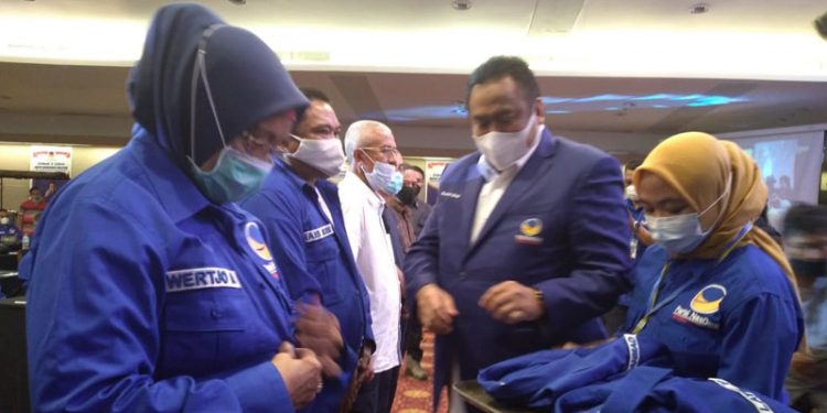 Proses pengukuhan Kader baru Partai Nasdem oleh Ketua Pemenangan Wilayah Sulawesi Rachmat Gobel (foto istimewa)
